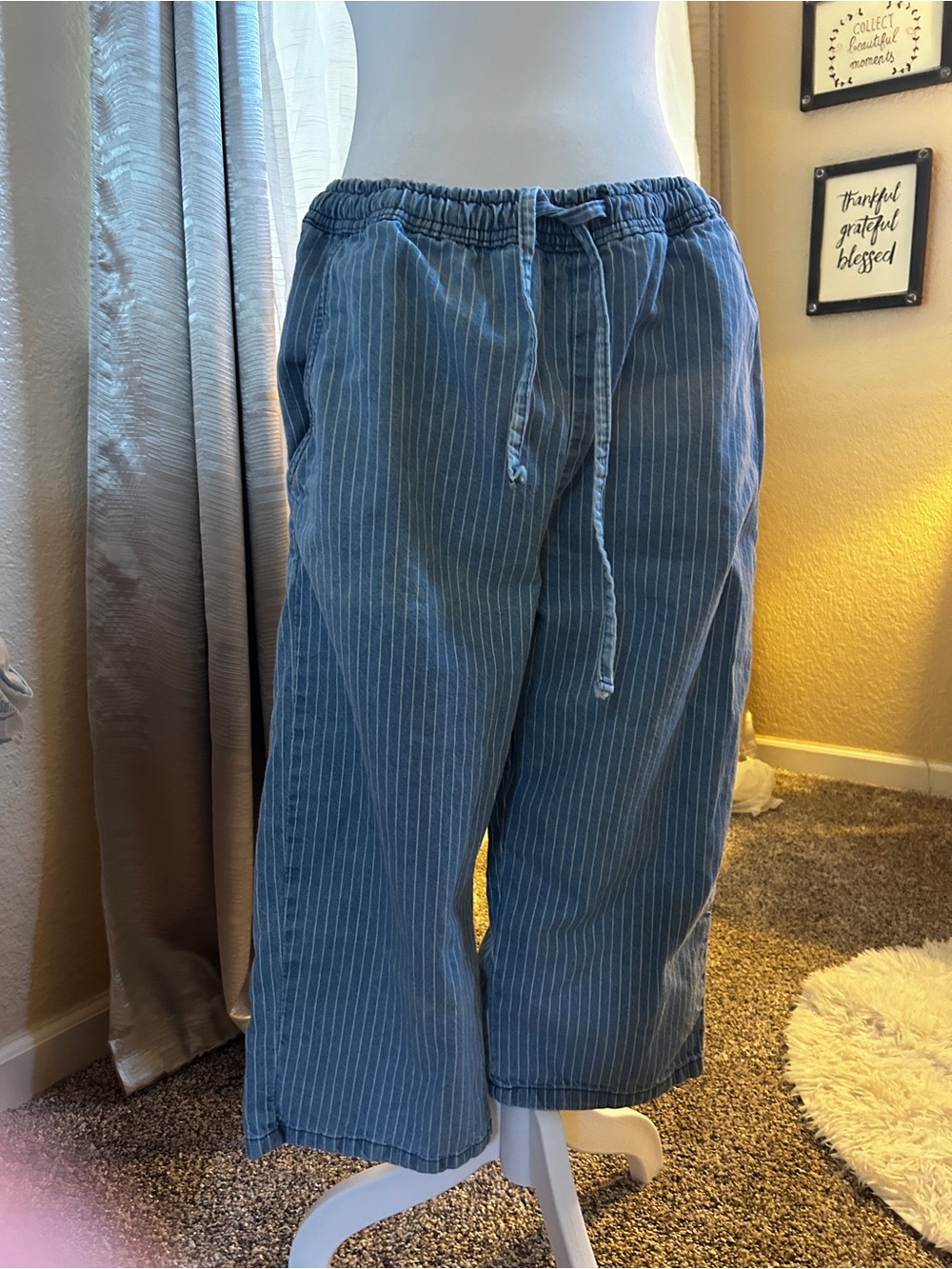 Ladies vintage drawstring denim pinstriped capris